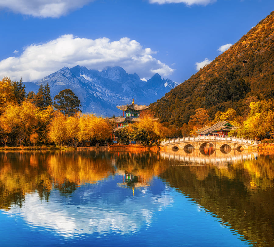 Paisaje de montañas y agua en Yunnan China